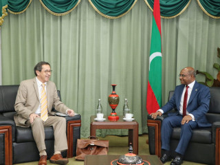 ފޮރިން މިނިސްޓަރ ޝާއިދު (ކ) އާއި އީޔޫ ސަފީރު ޓުންގް-ލައި (ވ)