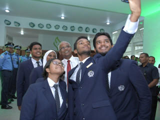 ރައީސް އިބްރާހިމް މުހައްމަދު ސޯލިހް ބައެއް ސްކޫލް ދަރިވަރުންނާއެކު