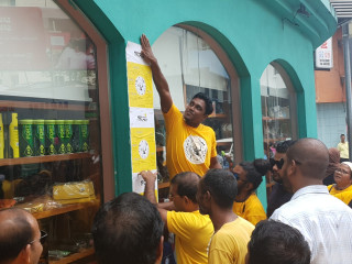 އެމްޑީޕީން މަޖިލިސް ޕޯސްޓަރ ތަތްކުރަނީ:-ފޮޓޯ ރާއްޖެއެމްވީ