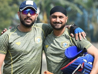 ހަރްބަޖަން ސިން (ކ) އަދި ޔުވްރާޖް ސިންގް (ވ)