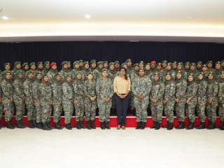 ޑިފެންސް މިނިސްޓަރ ޕްރޮގުރާމުގެ ބައިވެރިންނާއި އެކު