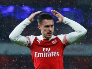 އާސެނަލް އަށް ކުޅެމުން އަންނަ ވޭލްސްގެ މިޑްފީލްޑަރު އާރޮން ރަމްސޭ