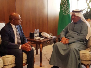 ސަޢޫދީ ޢަރަބިއްޔާގެ ފިނޭންސް މިނިސްޓަރުގެ ނައިބު ހަމަދު ބިން ސުލައިމާން އަލް ބަޒައި އަދި ފޮރިން މިނިސްޓަރ އަނުދުﷲ ޝާހިދު