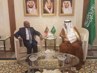 Foreign Minister Abdulla Shahid (l)