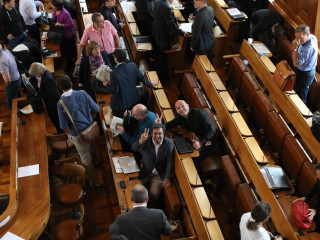 އިންޑިއާގެ ހޮސްޕިޓަލަށް މަންމަ ދޫކޮށްލި ދަރިފުޅު، މިއަދު އެއީ ސްވިޒަލޭންޑްގެ ގާނޫނޫ ހަދާ މަޖިލީހުގެ މެމްބަރެއް!