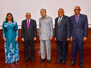 ރައީސް މައުމޫނާއި އާއި އެމްއާރްއެމްގެ އިސް ފަޜާތްތައް ޑރ. މަހާތިރާއިއެކު