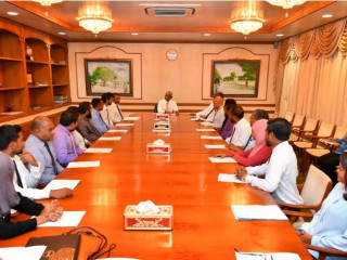 މީޑިއާ ކައުސިލްގެ ބައްދަލުވުމެއް. މީޑިއާ ރެގިއުލޭޓް ކުރުމުގެ ފުރަސަތު ކައުންސިލަށް އޮވޭ.