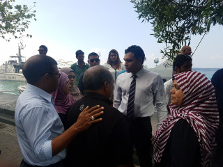 ރަވާނާ ދޯނީގައި ސަލާމަތްވި މީހުންގެ އާއިލާތަކާ ނައިބު ރައީސް ފައިސަލް ބަައްދަލުކުރައްވަނީ