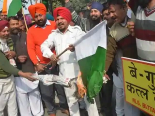 އިންޑިއާގައި ކުރި މުޒާހަރާއެއްގައި ޕާކިސްތާނުގެ ދިދަ އަންދާލަނީ