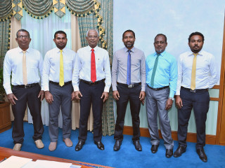 ކަމަދޫ ކައުންސިލުގެ މެމްބަރުން ރައީސް އިބްރާހިމް މުހައްމަދު ސޯލިހުއާއިއެކު
