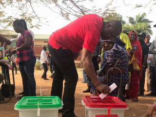 ނައިޖީރިޔާގައި ވެރިރަށް އަބޫޖާގައި ހުރި ވޯޓުލާ މަރުކަޒެއްގައި މީހަކު ވޯޓުލަނީ