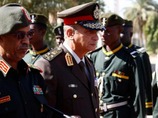 ސޫދާނުގެ ދިފާއީ ވަޒީރު އަވާދު މުޙައްމަދު އަޙުމަދު އިބްނު އައުފް (ވ)، މިޞްރުގެ ދިފާއީ ވަޒީރު މުޙައްމަދު އަޙުމަދު ޒަކީ އާއި އެކު