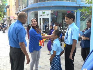 ޖަމާލުއްދީން ސްކޫލުން އެޑިއުކޭޝަން މިނިސްޓަރ ޑރ އައިޝަތު ޝިހާމަށް މަރުހަބާގެ މާބޮނޑިއެއް އަރުވަނީ