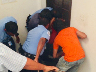 އަލިފާން ރޯވި ގޭގެ ދޮރު ވައްަޓާލުމުގެ މަސައްކަތުގައި ފުލުހުން