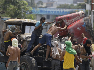 ވެނެޒުއޭލާގެ ސިފައިންގެ ބެރިކޭޑެއް ފުރޮޅާލަނީ