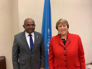 މިނިސްޓަރު ޝާހިދު އދ.ގެ ހިއުމަން ރައިޓްސް ކޮމިޝަނަރާ ބައްދަލު ކުރައްވަނީ.