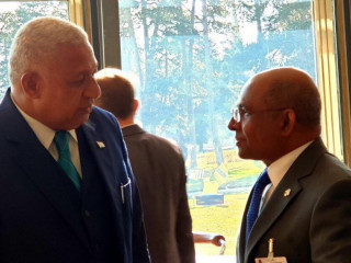 ފިޖީގެ ބޮޑުވަޒީރު ފްރޭންކް ބައިނިމަރަމާ އާއި ޝާހިދު ބައްދަލުކުރައްވަނީ