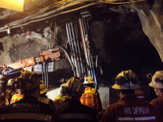 މައިން ތެރޭގައި ތާށިވެފައިވާ މީހުން ސަލާމަތް ކުރުމުގެ މަސައްކަތް ކުރަނީ