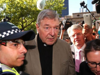 ކުޑަކުދިންނަށް ޖިންސީ ގޯނާ ކުރިކަމުގެ ކުށް ސާބިތުވީ ފާދިރީ ފުލުހުންގެ ބެލުމުގެ ދަށުން ޖަލަށް ގެންދަނީ