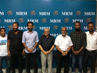 އެމްއާރްއެމް އަށް އަލަށް ސޮއިކުރެއްވި މެމްބަރުންނާ އެކު ރައީސް މައުމޫނު