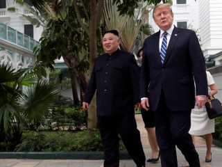 ބައްދަލުވުން ބާއްވާ މެޓްރޮޕޯލް ހޮޓެލްގެ ގާޑަން ސަރަހައްދުގައި ކިމް އާއި ޓްރަމްޕް އެކުގައި