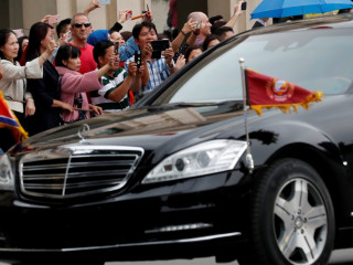 ބައްދަލުވުން ބާއްވާ މެޓްރޮޕޯލް ހޮޓެލް އިން ނުކުމެވަޑައިގެން ކިމް މޮޓޮރކޭޑްގައި ވަޑައިގަންނަވަނީ