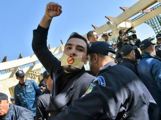 ނޫސްވެރިން ކުރިއަށްގެންދިޔަ އިހުތިޖާޖުގައި ބައިވެރިވި ނޫސްވެރިއަކު ހައްޔަރުކުރަނީ