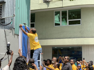 ރައީސް ނަޝީދު ބިލްބޯޑު ހަރުކުރައްވަނީ