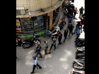 ފުލުހުން ކުރިއަށް ގެންދިޔަ އޮޕަރޭޝަންގައި އަތުލައިގެން މީހުން ފުލުހުންގެ ވެހިކަލަށް އަރުވަން ގެންދަނީ