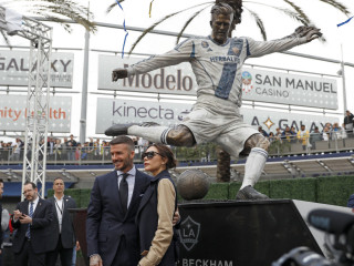 ޑޭވިޑް ބެކަމްގެ ސްކަލްޕްޗާއާ އެއްކޮށް ބެކަމް އާއި އޭނާގެ އަންހެނުން ވިކްޓޯރިއާ