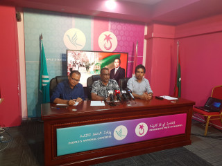 ޕީއެންސީން އިން ބޭއްވި ނޫސްވެރިންގެ ބައްދަލުވުމުގައި އަބްދުއް ރަހީމް ވާހަކަ ދައްކަވަނީ:-ފޮޓޯ ރާއްޖެއެމްވީ