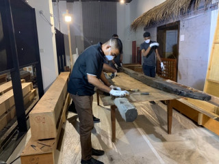 ކަޅުވަކަރު މިސްކިތުގެ ލަކުޑިގެ ބައިތަކަށް ފަރުވާ ދިނުމުގެ މަސައްކަތުގެ 65 ޕަސެންޓް ވަނީ ނިމިފައި