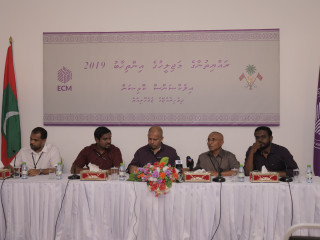 އީސީއިން ބޭއްވި ބައްދަލުވުމެއްގައި އެކަމިޝަންގެ މެމްބަރުން