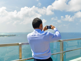 ދަރުމަވަންތަ ހޮސްޕިޓަލަށް ކުރެއްވި ޒިޔާރަތުގައި ނައިބު ރައީސް ފައިޞަލް ނަސީމް ފޮޓޯއެއް ނަންގަވަނީ