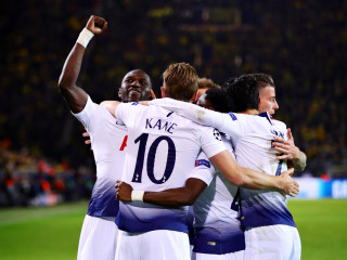 ޓޮޓެންހަމް ކުޅުންތެރިން އުފާފާޅުކުރަނީ