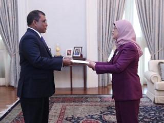 ސަފީރުކަމުގެ ފަތްކޮޅު ހަވާލުކުރައްވަނީ