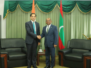 ފޮރިން މިނިސްޓަރު ޝާހިދު (ކ) އާއި އިންޑިއާ ސަފީރު ސުދީރު (ވ)