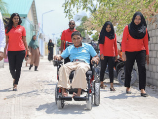 ބީއެމްއެލްއިން ވީލް ޗެއަރ ހަދިޔާ ކުރުން