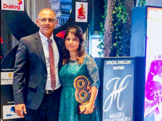 ސާކް އަންހެން ވިޔަފާރިވެރިޔާ ސުއިޒާ އެވޯޑާއި އެކު