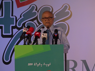 ކެމްޕޭން ޖަލްސާގައި މައުމޫން ވާހަކަދައްކަވަނީ