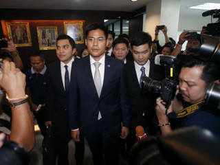 ތައި ރަކްސާ ޗާޓް ޕާޓީގެ މެމްބަރުން ކޯޓުން ނިކުމެގެން ދަނީ