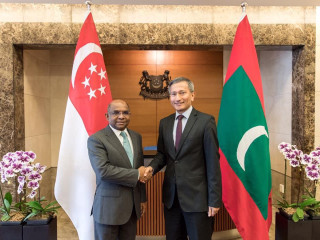 ފޮރިން މިނިސްޓަރ އަބްދުﷲ ޝާހިދު، ސިންގަޕޯރގެ ފޮރިން މިނިސްޓަރ ޑރ. ވިވިއަން ބާލަކްރިޝްނަން އާއި ބައްދަލުކުރެއްވުން