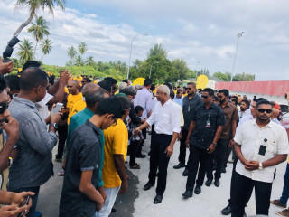 ރައީސް ސޯލިހު އައްޑޫ ސިޓީ ރައްޔިތުންނާއި ސަލާމްކުރައްވަނީ