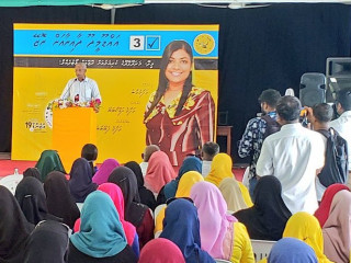 ރޮޒައިނާ އާދަމަށް ތާއިދު ހޯއްދެވުމަށް އައްޑޫ ސިޓީ މީދޫގައި ބޭއްވި ކެމްޕެއިން ޖަލްސާއެއްގައި ރައީސް ވާހަކަފުޅު ދައްކަވަނީ