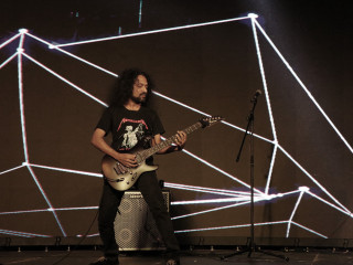 ޝަހީދު ލެގަސީ ޝޯއެއްގައި ގިޓަރ ކުޅެނީ