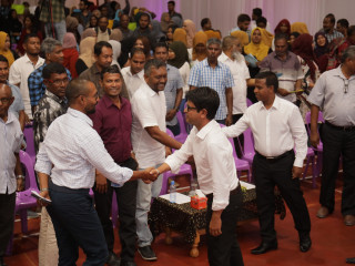 ހޯރަފުށީ ދާއިރާގެ ރައްޔިތުންނާ ބައްދަލު ކުރެއްވުމަށް ބޭއްވި ރަސްމިއްޔާތުގައި އެ ދާއިރާއަށް ވާދަ ކުރައްވާ ކެންޑިޑޭޓް އަހުމަދު ސަލީމް ބައެއް މީހުންނާ ސަލާމް ކުރައްވަނީ