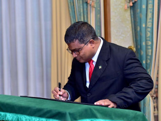 ވަޒީރުކަމުގެ ފަތްކޮޅުގައި އެންވާރަމެންޓް މިނިސްޓަރު ޑރ. ހުސައިން ސޮއި ކުރައްވަނީ