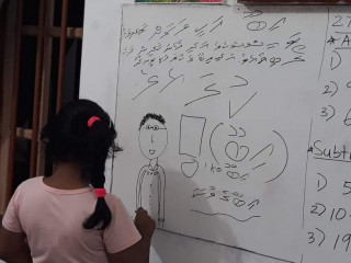 \'\'އިބޫ އޯކޭ އީ ކުޑަކުދިންނާއި ސަލާންކުރާތީ\'\'