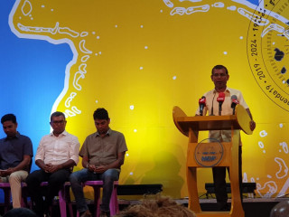 ހުވަދު އަތޮޅު އުތުރުބުރީ ދާއިރާތަކުގެ އެމްޑީޕީގެ ކެނޑިޑޭޓުންގެ ކެމްޕޭން އިފްތިތާހު ކުރުމުގެ ޖަލްސާގައި ރައީސް މުހައްމަދު ނަޝީދު ވާހަކަފުޅު ދައްކަވަނީ