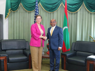 މިނިސްޓަރ ޝާހިދުއާއި އެމެރިކާ ސަފީރު އެލެއިނާ ޓެޕްލީޒްއާއި އެކު ބޭއްވި ބައްދަލުކުރެއްވުމުގެ ތެރެއިން